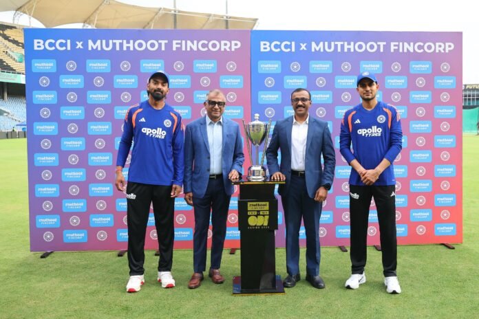 L-R (Thomas George Muthoot, Joint Managing Director and Shaji Varghese, Chief Executive Officer, Muthoot FinCorp Limited with Team India players KL Rahul and Shubman Gill) - Pic 1